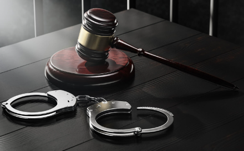 How can criminal lawyers in Dubai assist with criminal defense cases?